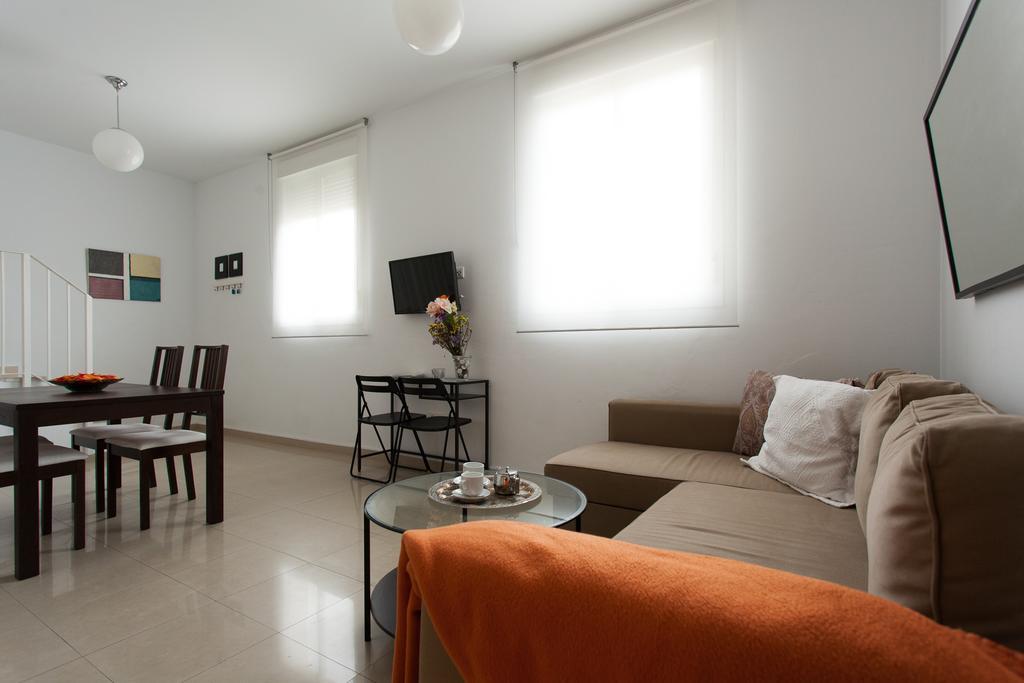 Apartamentos Diaber San Leandro Seville Room photo